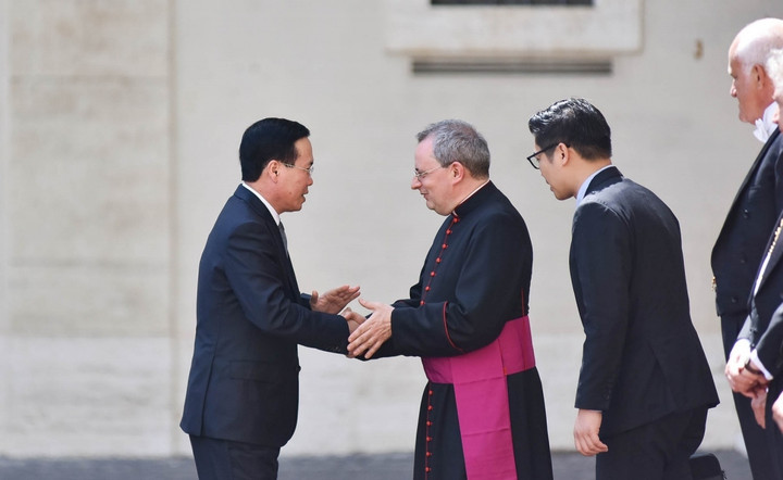 Tại sân San Damaso, Chánh Văn phòng Quản gia của Giáo hoàng đón Chủ tịch nước và Phu nhân.