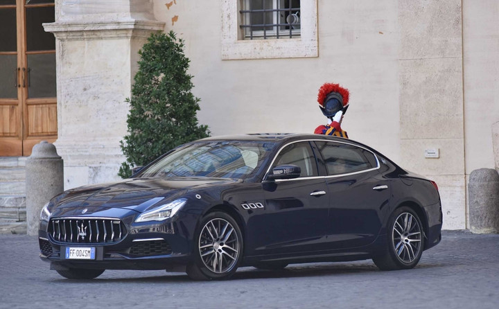 Xe đưa Chủ tịch nước và Phu nhân vào sân San Damaso, nội thành Vatican.