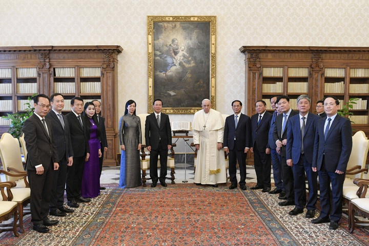 Chủ tịch nước Võ Văn Thưởng, Giáo hoàng Francis và các đại biểu thăm Tòa thánh Vatican.