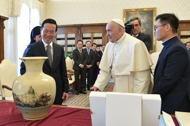 Chủ tịch nước Võ Văn Thưởng và Giáo hoàng Francis giới thiệu về những tặng phẩm lưu niệm