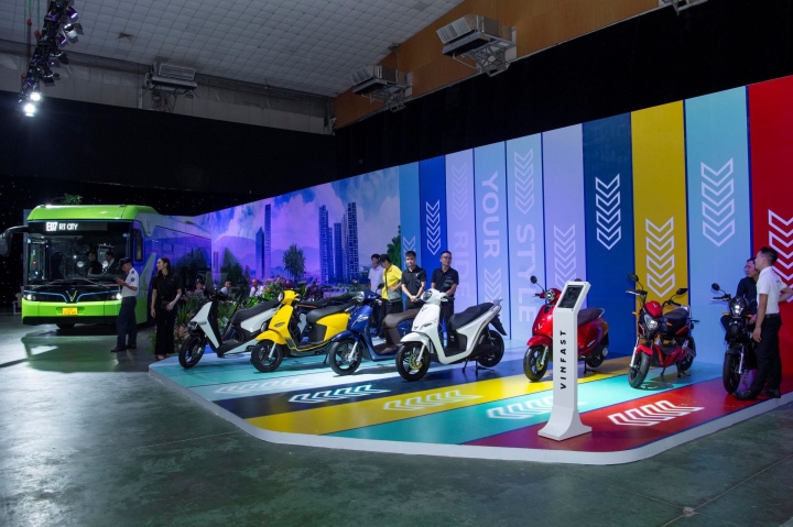 Dải sản phẩm xe máy điện VinFast trưng bày tại triển lãm “VinFast - Vì tương lai xanh”.