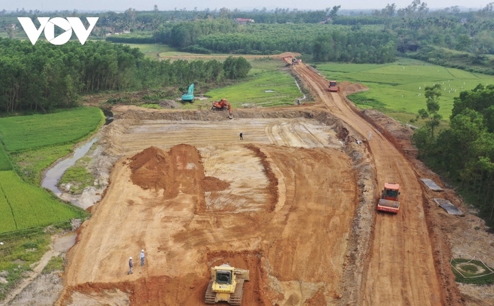 Để cao tốc Bắc-Nam giai đoạn 2 đảm bảo tiến độ, thủ tục cấp phép mỏ vật phải được đẩy nhanh và cho phép dùng cát biển để thi công thử nghiệm tại các dự án hạ tầng giao thông khu vực Đồng bằng Sông Cửu Long.