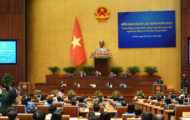 500 cán bộ công đoàn, đoàn viên, người lao động của tất cả các tỉnh, thành phố, ngành, tập đoàn, tổng công ty trực thuộc, đại diện cho 11 triệu đoàn viên, hơn 50 triệu người lao động cả nước có mặt tại Diễn đàn Người lao động 2023.