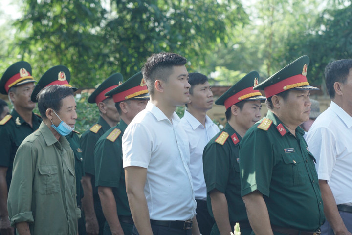 Đại diện lãnh đạo Tiểu đoàn 1 Lữ đoàn 239 dâng hương tưởng nhớ, tri ân các anh hùng liệt sĩ tại nghĩa trang liệt sĩ xã Hồng Vân.