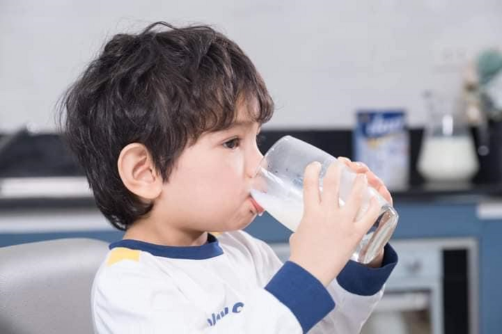 Sữa non có hàm lượng dinh dưỡng cao với nhiều dưỡng chất thiếu yếu cho sự phát triển của trẻ.