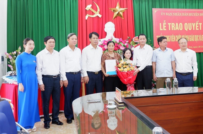 Lãnh đạo tỉnh Thanh Hóa, huyện Đông Sơn và nhà trường tặng hoa chúc mừng cô giáo Lê Thị Thắm.