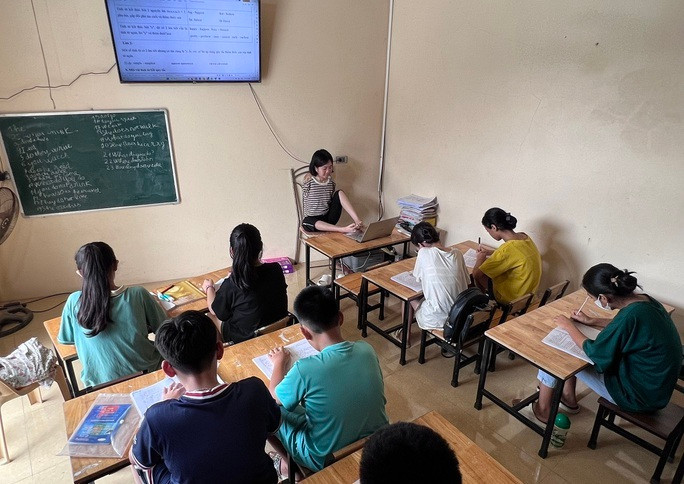 Lớp học của cô giáo không tay tại nhà riêng xã Đông Thịnh, huyện Đông Sơn.