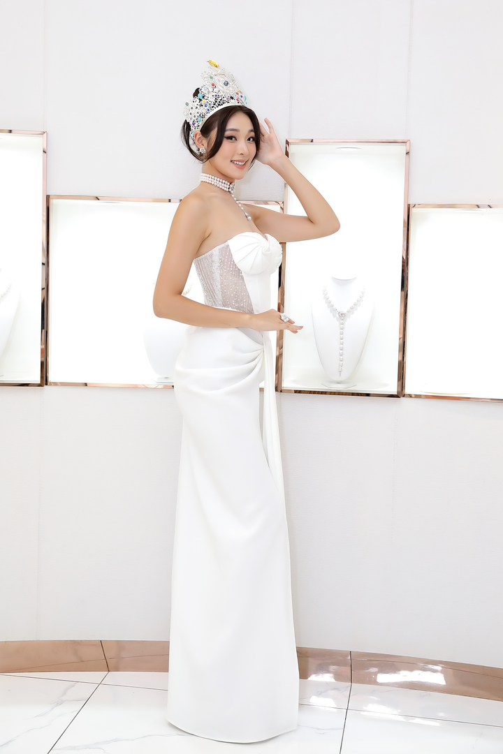 Miss Earth 2022 khoe dáng với đầm Lê Ngọc Lâm trong sự kiện.
