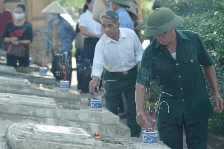 Người dân xã Hồng Vân thắp hương tưởng nhớ các anh hùng liệt sĩ.