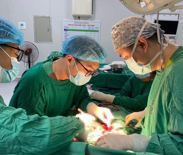 Các bác sĩ xử trí vết thương cho bệnh nhi. (Ảnh: BVCC)