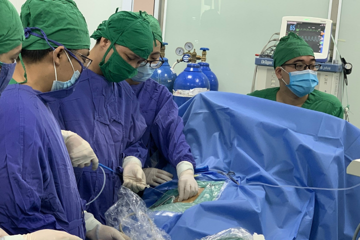 Các bác sĩ thực hiện ca mổ cắt thận cho bệnh nhân. (Ảnh: BSCC)