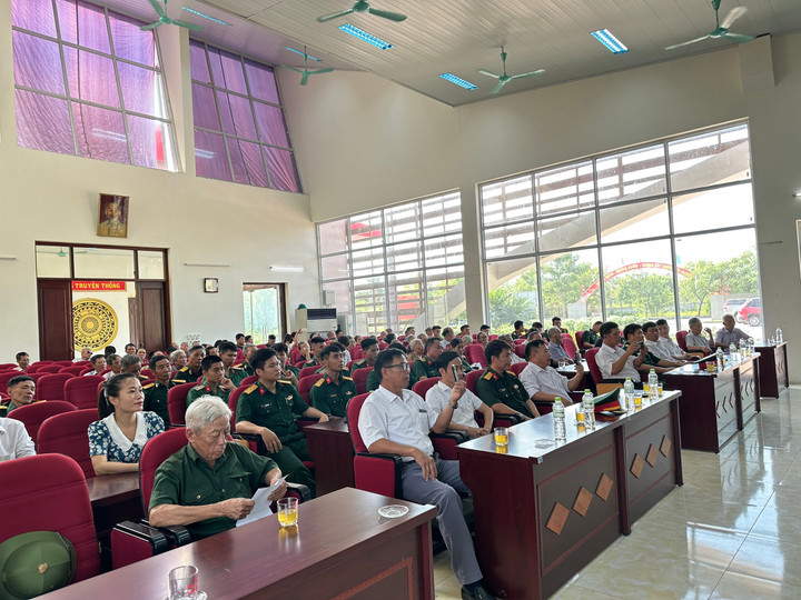 Toàn cảnh buổi lễ tri ân các gia đình liệt sĩ, người có công tại xã Hồng Vân.