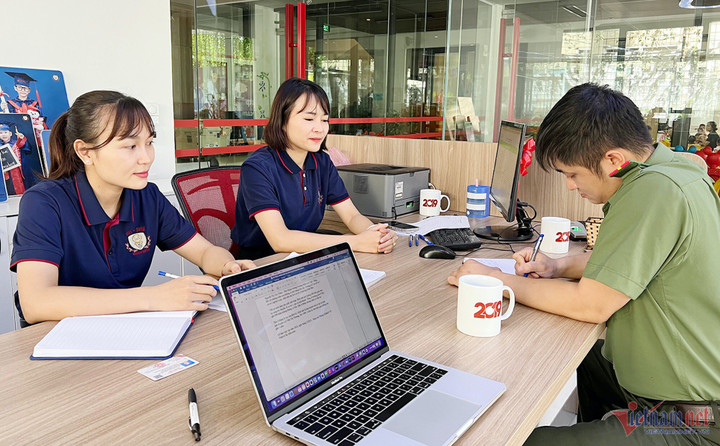 Bà Nguyễn Thị Thu Thắm (bên trái), Phó hiệu trưởng trường Mầm non Viet Sing (TP Vinh làm việc với cơ quan chức năng. (Ảnh: VNN)