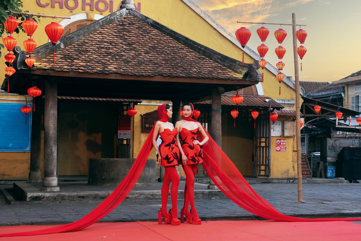 Mới đây, Hoa hậu Tiểu Vy và Lương Thuỳ Linh đã có dịp sánh đôi, sải bước trong show "Phương Đông rực rỡ" của bộ đôi nhà thiết kế Vũ Ngọc và Son ở chợ Hội An.