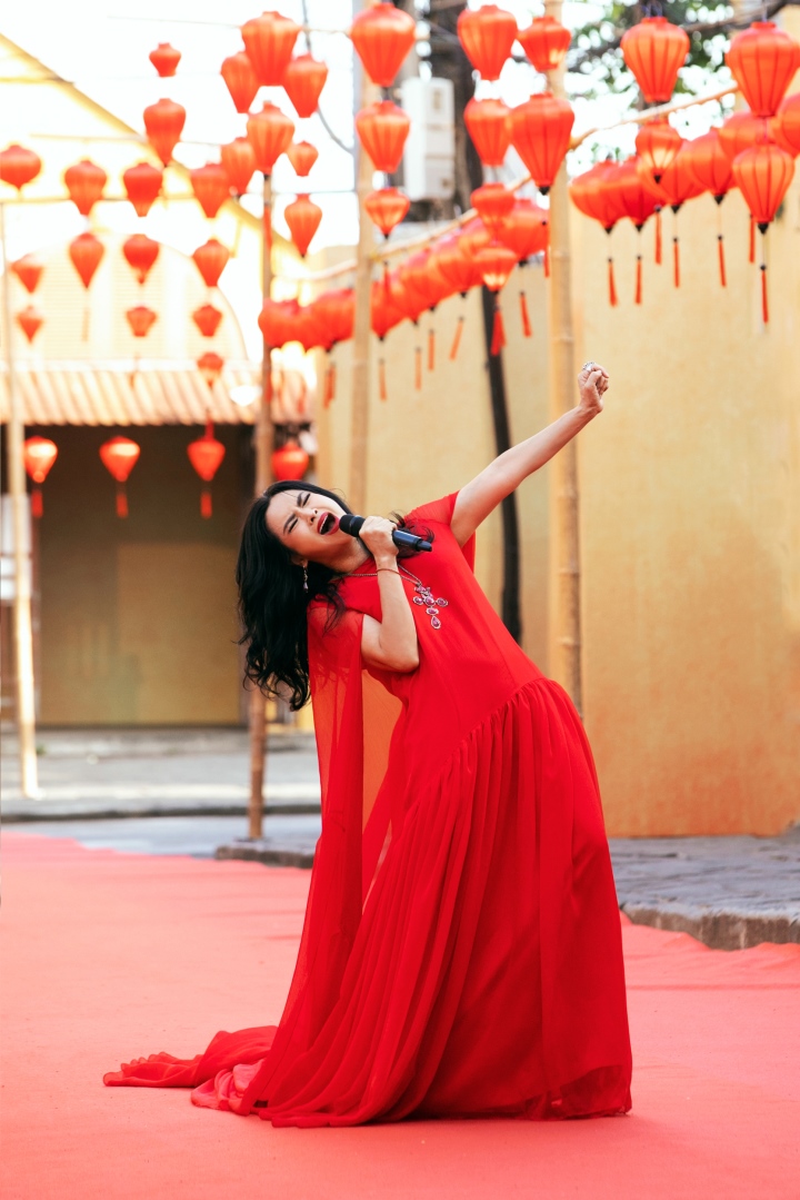 Là khách mời của show diễn, Diva Thanh Lam thể hiện hai ca khúc "Ru tình" và "Lời tôi ru" mang đến nhiều cũng bậc cảm xúc.