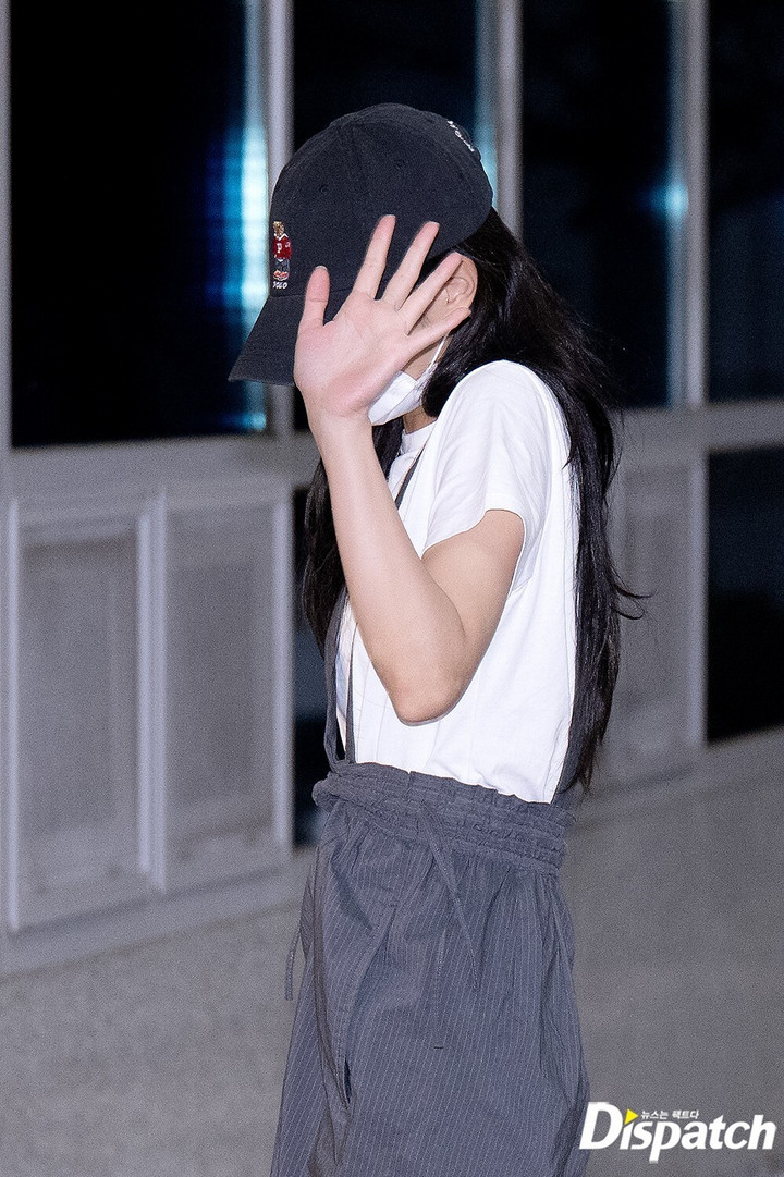 Dù không lộ mặt, khi vẫy tay chào mọi người, cô vẫn cố thu mình khiến nhiều người hâm mộ đặt câu hỏi: "Chuyện gì xảy ra với Jennie?".