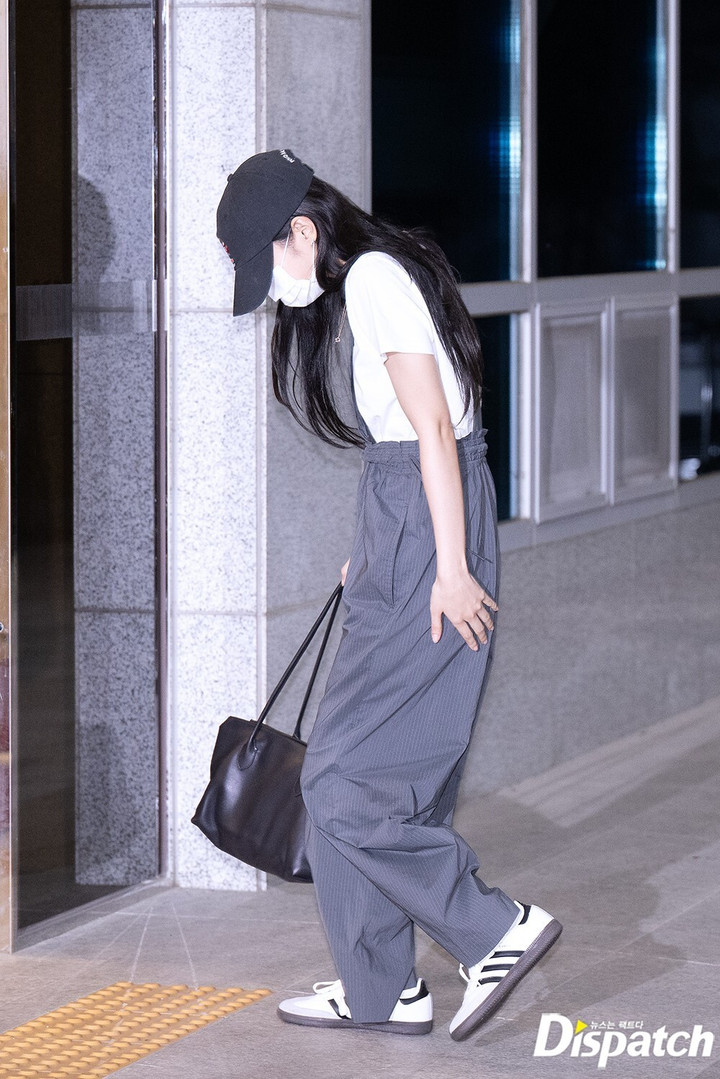 Dù vậy, thời trang sân bay của Jennie gây ấn tượng. Cô mặc quần yếm rộng màu xám kết hợp áo phông trắng, mũ lưỡi trai, giày thể thao và túi xách đen lớn.