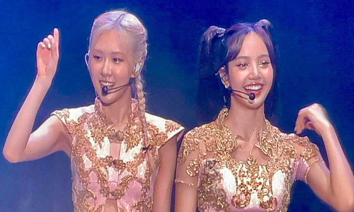 Các thành viên của BLACKPINK biểu diễn tại sân vận động Mỹ Đình.