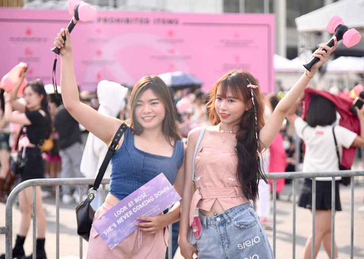 Các bạn trẻ tranh thủ check-in trước đêm diễn.