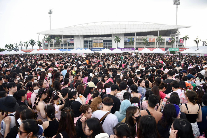 Lượng lớn khán giả đổ về sân vận động Mỹ Đình để xem đêm nhạc của 4 cô gái đến từ Hàn Quốc.