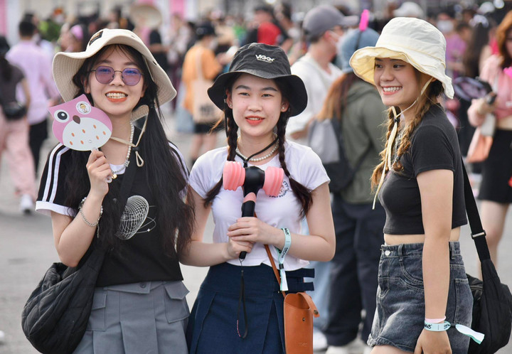 Các khán giả trẻ háo hức đón chờ đêm nhạc