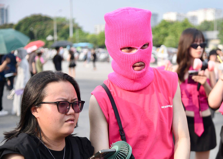 Một chàng trai với bộ trang phục khá lạ mắt khi đi xem đêm nhạc của BLACKPINK.