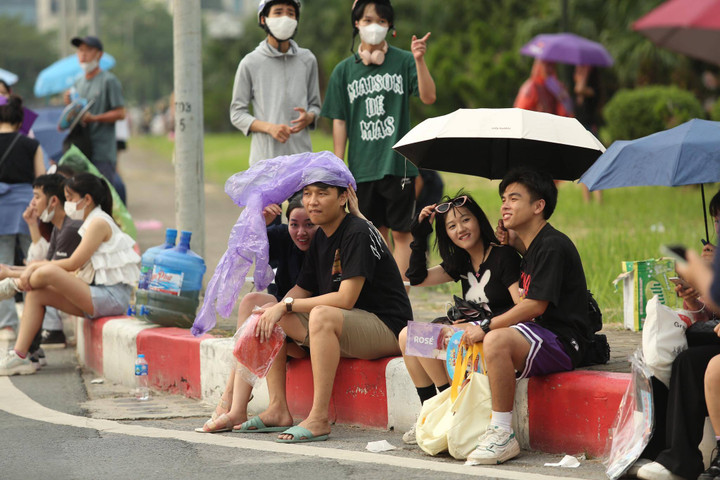 Trước khi đêm nhạc của BLACKPINK diễn ra, trời Hà Nội đổ mưa. Tuy vậy, điều đó không ảnh hưởng nhiều tới tâm trạng của những người hâm mộ nhóm nhạc.