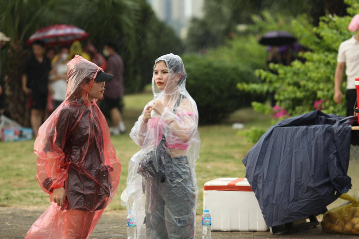 Đa phần khán giả đều vẫn đang háo hức, vui sướng vì sắp được tận mắt nhìn thấy các thần tượng đến từ Hàn Quốc.