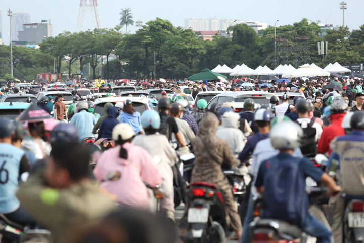 Khu vực trước sân vận động Mỹ Đình tắc nghẽn vì lượng lớn khán giả đổ về xem show BLACKPINK.