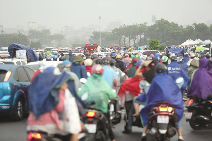 Cơn mưa chiều càng làm cho tình hình giao thông trở nên căng thẳng.