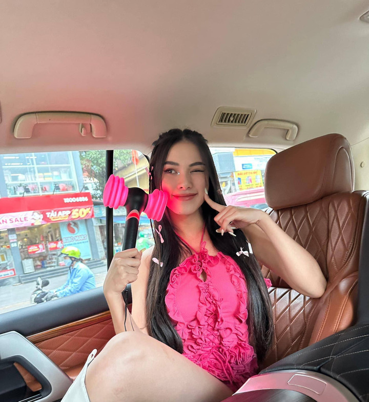 Á hậu Kim Duyên khoe ảnh đi xem BLACKPINK.