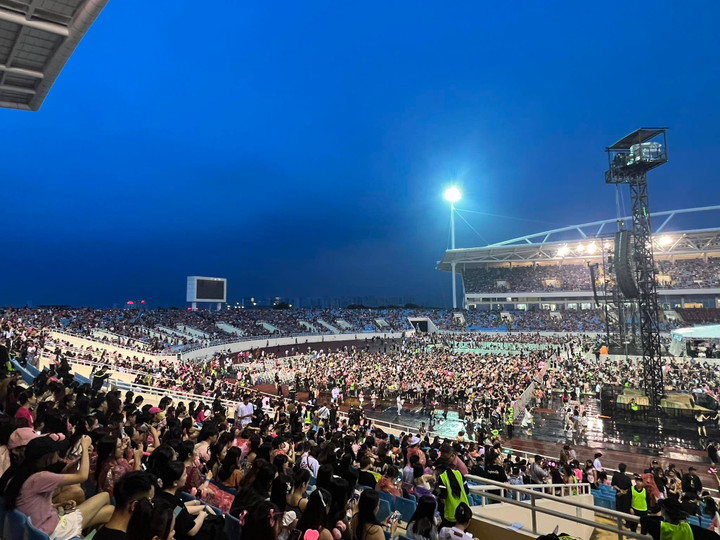 Theo thông báo từ phía ban tổ chức, 19h30 đêm nhạc của BLACKPINK mới bắt đầu. Tuy nhiên, phóng viên VTC News có mặt tại đêm nhạc cho biết, từ lúc 18h30 sân vận động Mỹ Đình đã chật cứng khán giả. Mọi người xếp hàng, trật tự đi vào trong dưới sự hướng dẫn của ban tổ chức và lực lượng bảo an.
