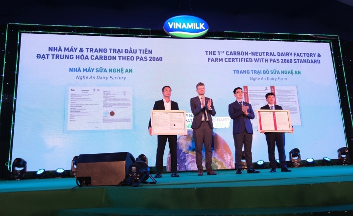 Nhà máy và trang trại đạt trung hòa carbon là những thành tựu đầu tiên trên hành trình Net Zero 2050 của Vinamilk.