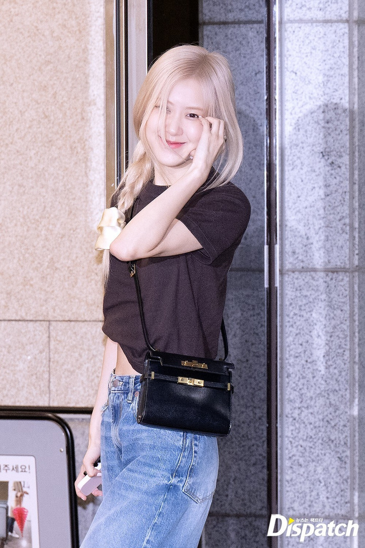 Cũng chọn áo phông và quần jean phom rộng, Rosé cá tính và hiện đại hơn Jisoo với chi tiết cắt cúp ở chân áo, để lộ vòng eo "con kiến".