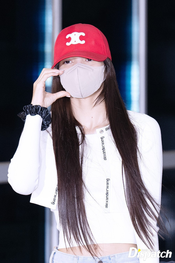 Khuôn mặt che kín bởi khẩu trang nhưng không che được sự vui vẻ và đáng yêu của giọng ca Lalisa.