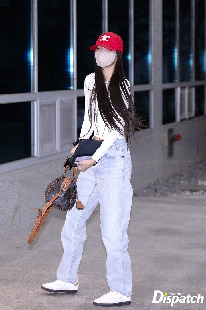 Em út Lisa xuất hiện với hình ảnh "tay xách nách mang". Dù trang phục có điểm tương đồng, nữ idol Thái Lan trông năng động hơn với mũ lưỡi trai và giày thể thao.