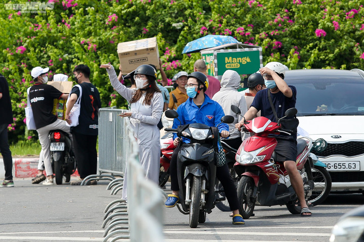 Fan vội vã tìm đường vào sân.