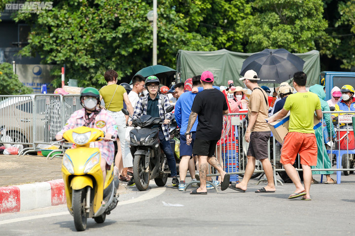 14h30 chiều 29/7, dòng người nườm nượp về sân vận động Mỹ Đình chuẩn bị tham gia đêm diễn của 4 cô gái nhóm nhạc Hàn Quốc.