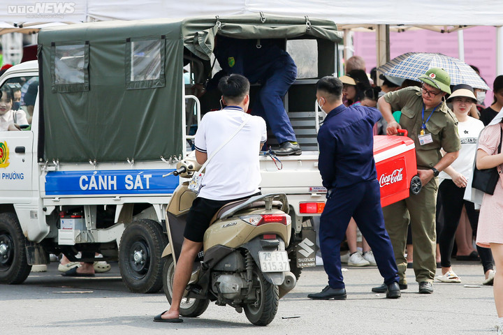 Lực lượng chức năng thu giữ các xe hàng rong trong khu vực không được phép kinh doanh buôn bán.