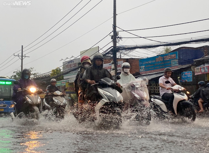 Dự báo thời tiết ngày 29/7, TP.HCM ngày nắng gián đoạn, trưa chiều và tối có mưa rào rải rác, mưa to và dông.