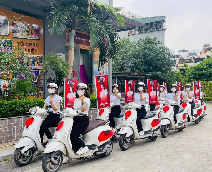 Diễu hành bằng xe máy Vespa của cộng đồng fan Jennie.