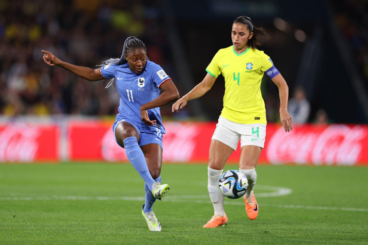 Pháp vươn lên dẫn trước.