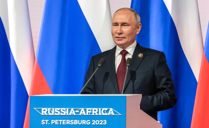 Tổng thống Vladimir Putin phát biểu tại buổi tiệc chiêu đãi bên lề Hội nghị thượng đỉnh Nga-châu Phi lần thứ II. (Ảnh: TASS)