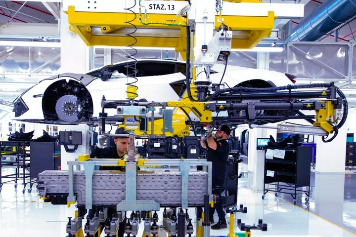 Ngoài ra, Lamborghini còn trang bị thêm thiết bị công nghệ cao mang tên Hệ thống Điều hành Sản xuất (MES) giúp công việc sản xuất Revuelto trở nên dễ dàng hơn.