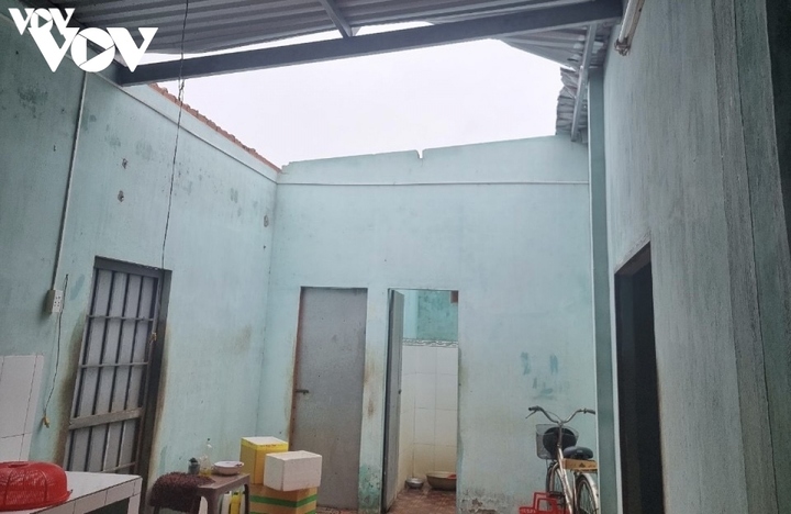 Nhiều căn nhà bị lốc cuốn bay mái tôn.