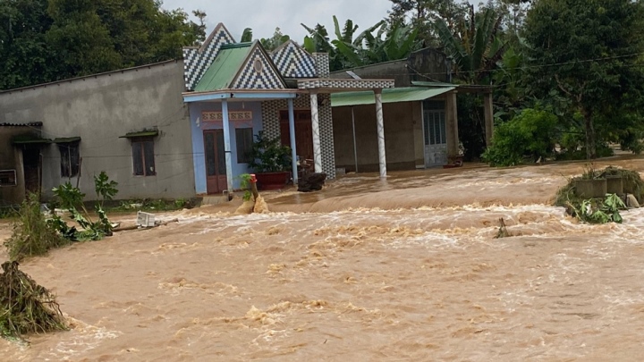 Nước lũ quét qua nhà dân ở huyện Đạ Huoai (tỉnh Lâm Đồng). (Ảnh: Báo Lâm Đồng)