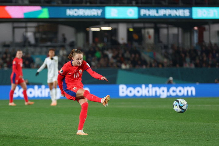 Hansen thể hiện đẳng cấp bằng cú sút xa siêu phẩm.