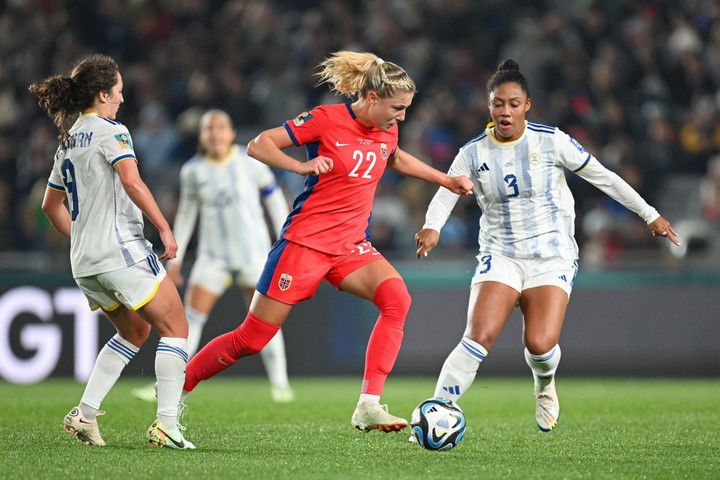 Haug là cầu thủ thứ 2 ghi hattrick ở World Cup nữ 2023.