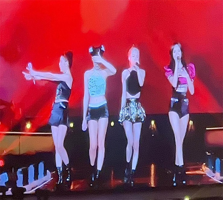 Tuy có mưa nhưng BLACKPINK vẫn nhiệt tình biểu diễn để đáp lại tình cảm của khán giả Việt Nam.