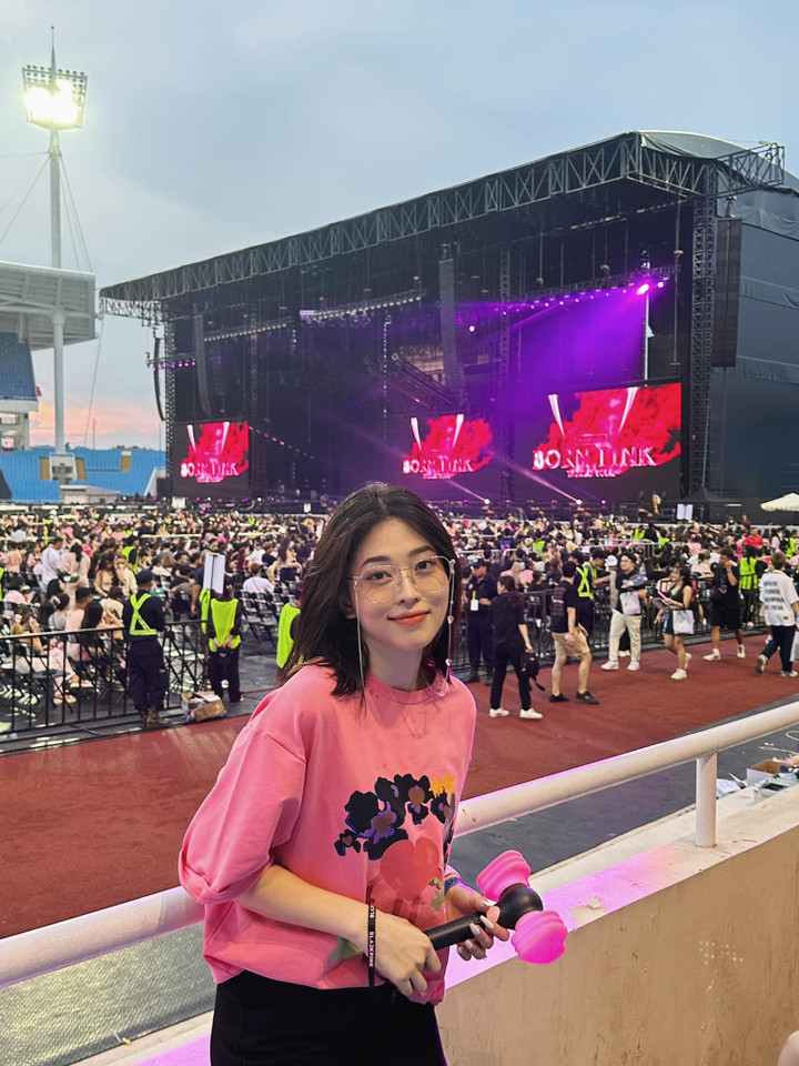 Á hậu Phương Nga cũng là "fan cuồng" của BLACKPINK nên sẵn sàng tham gia cả 2 đêm diễn của các cô gái nhà YG trên SVĐ Mỹ Đình.